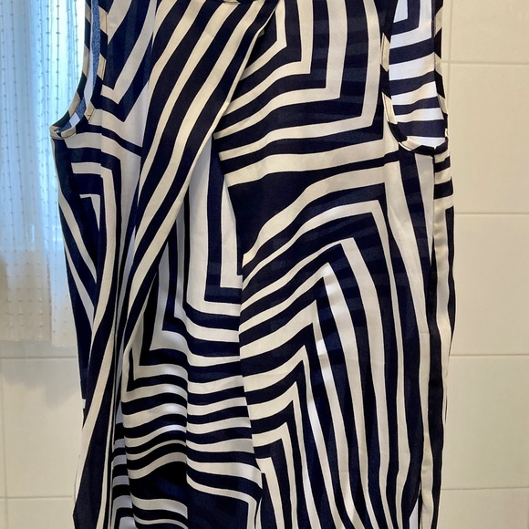 DKNY Navy/White top with front pleat (size S) casual, semi-formal - Picture 1 of 6